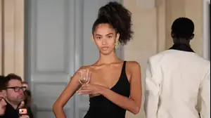 דוגמנית בתצוגה של ז'אקמוס עם כוס יין