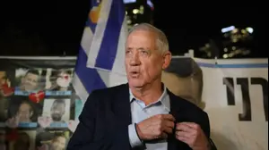 ח"כ גנץ מוריד את סיכת החטופים בכיכר החטופים, 26 בינואר 2026