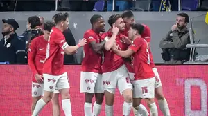 שחקני הפועל תל אביב חוגגים עם עומרי אלטמן