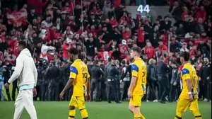 שחקני מכבי תל אביב מאוכזבים לאחר הפסד בדרבי