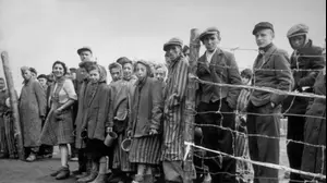 אסירים משוחררים, מחנה ברגן בלזן, ממתינים למנת מרק, 28 אפריל 1945