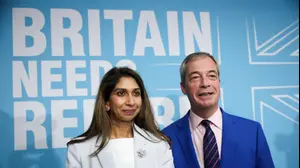 סוואלה ברוורמן לצד נייג'ל פרג' בכינוס של מפלגת רפורמה הבריטית, 26 בינואר 2026