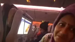 נוסעת מבוגרת נרדמה כשהראש שלה בישבן של שכנתה למושב