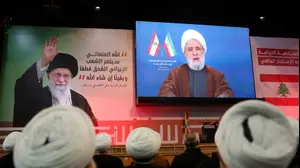 נעים קאסם נואם, מנהיג חיזבאללה בטלוויזיה במהלך עצרת סולידריות עם איראן, ביירות, לבנון, 26 בינואר 2026