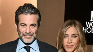 ג'ניפר אניסטון וג'ים קרטיס