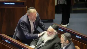 חברי הכנסת יצחק גולדקנופף, משה גפני ויצחק פינדרוס בזמן אישור תקציב המדינה