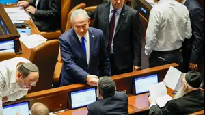 ראש הממשלה נתניהו לוחץ את ידו של חבר הכנסת גפני לאחר אישור תקציב המדינה