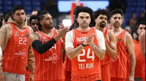 שחקני הפועל תל אביב עם אלייז'ה בריאנט