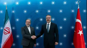 שר החוץ של איראן עבאס עראקצ'י לוחץ יד למקבילו הטורקי הקאן פידאן בפגישה בטורקיה. 30 בינואר 2026