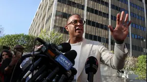 מגיש CNN לשעבר דון למון מחוץ לבית המשפט הפדרלי בלוס אנג'לס לאחר מעצרו בגין מעורבות בהפגנה בכנסייה במינסוטה, 30 בינואר 2026