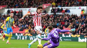 שוער סאות'המפטון דניאל פרץ מול שחקן סטוק סיטי מילאן סמית