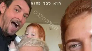אסף זמיר, מאיה ורטהיימר ובנם נוח ביחד עם השופט לשעבר אהרון ברק
