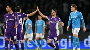 מנור סולומון חוגג עם שחקני פיורנטינה אחרי שכבש מול נאפולי