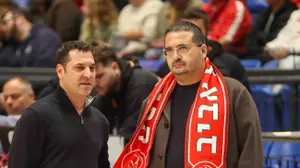 בעלי הפועל תל אביב עופר ינאי לצד מאמן הפועל ירושלים יונתן אלון