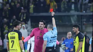 מיגל סילבה שוער בית"ר ירושלים סופג כרטיס אדום