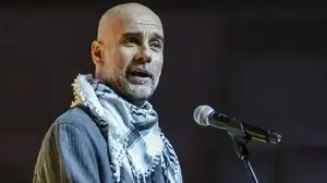 מאמן מנצ'סטר סיטי, פפ גווארדיולה, עם כאפייה באירוע צדקה למען עזה