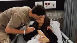 שני גולדשטיין וסאם קליין הורים לבת בכורה