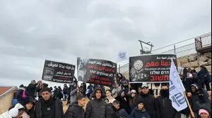 בני נוער מעמותת ׳עתידנא׳ בהפגנה נגד האלימות והפשיעה בחברה הערבית