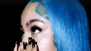 נורת ווסט מציגה פירסינג חדש