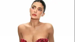 קיילי ג'נר עם חזייה מגרגרי רימון