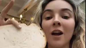 מולי מקבלת כסף כדי לדרוך על לחם