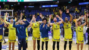 שחקני מכבי תל אביב חוגגים