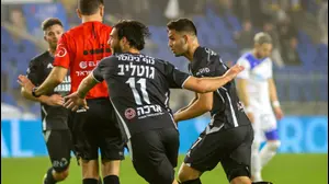 גיא חדידה שחקן עירוני טבריה חוגג שער עם ניב גוטליב
