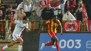 שחקן מ.ס. אשדוד, יוג'ין אנסה, מול שחקן הפועל באר שבע, גיא מזרחי