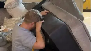 שמעו רעשים מהספה המשומשת ונדהמו ממה שמצאו בתוכה