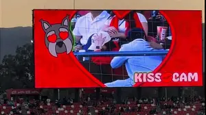 נתפסו על חם במצלמת הנשיקות במשחק