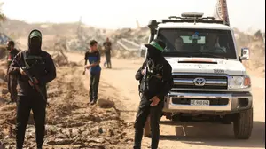 אנשי חמאס מלווים רכב של הצלב האדום