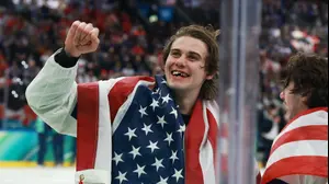 ג'ק יוז אחרי הזכייה של נבחרת ארה"ב במדלית זהב אולימפית בהוקי קרח, אולימפיאדת החורף 2026