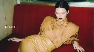 קנדל ג'נר עם גבות מחומצנות בקמפיין אביב 2026 של המותג Khaite