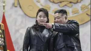 קים ג'ונג און ובתו קים ג'ו אה סוקרים מצעד צבאי בתום כינוס מפלגת השלטון של קוריאה הצפונית, 25 בפברואר 2026