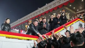 קים ג'ונג און ובתו קים ג'ו אה סוקרים מצעד צבאי בתום כינוס מפלגת השלטון של קוריאה הצפונית, 25 בפברואר 2026