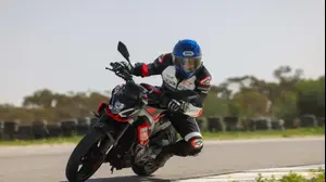 דני קושמרו בוחן אפריליה RS457