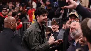 דני אבדיה, כוכב פורטלנד טריילבלייזרס, לצד מעריצים