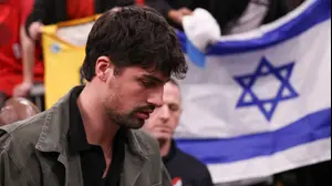 דני אבדיה, כוכב פורטלנד טריילבלייזרס, לצד מעריצים