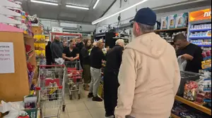 קונים בסופר לאחר פתיחת תקיפה באיראן, חדרה, 28 בפברואר 2026