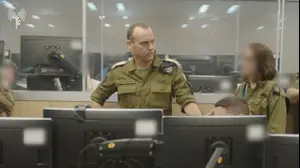 ראש אמ״ן, שלומי בינדר בהערכת מודיעין בבור יחד עם מפקדי וחיילי חטיבת המחקר