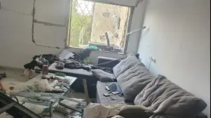 הנזק שנגרם בביתה של אולגה מפגיעת הטיל בבאר שבע