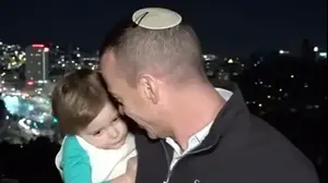 עמית סגל ובתו אליאנה בשידור