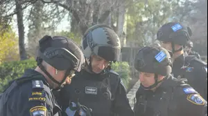 רובוט משטרתי הועלה באמצעות מנוף במבצע הנדסי לטפל בכטב"מ שנתקע בצמרות העצים ברחוב ראשי בעיר קרית שמונה