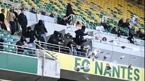 אוהדי נאנט משליכים פליירים עם קריקטורה סאטירית לעבר תא הכבוד