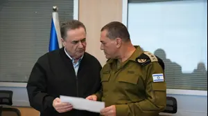 שר הביטחון כ"ץ לצד הרמטכ"ל זמיר בהערכת מצב
