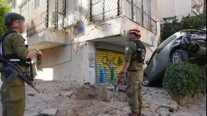 אנשי פיקוד העורף בזירת נפילת רסיס במרכז הארץ