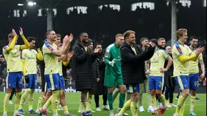 שוער סאות'המפטון דניאל פרץ חוגג עם חבריו