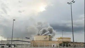 עשן מיתמר לאחר תקיפה של מתקני הנפט של חברת BAPCO, בחריין, 9 במרץ 2026