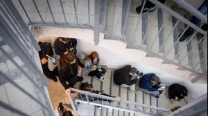 אנשים תופסים מחסה בחדר מדרגות, ת"א, 9 במרץ 2026