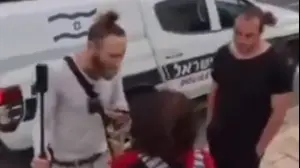 רועי סטאר, המפגינה והגבר שניסה לחצוץ בינהם - שניה לפני התערבות המשטרה